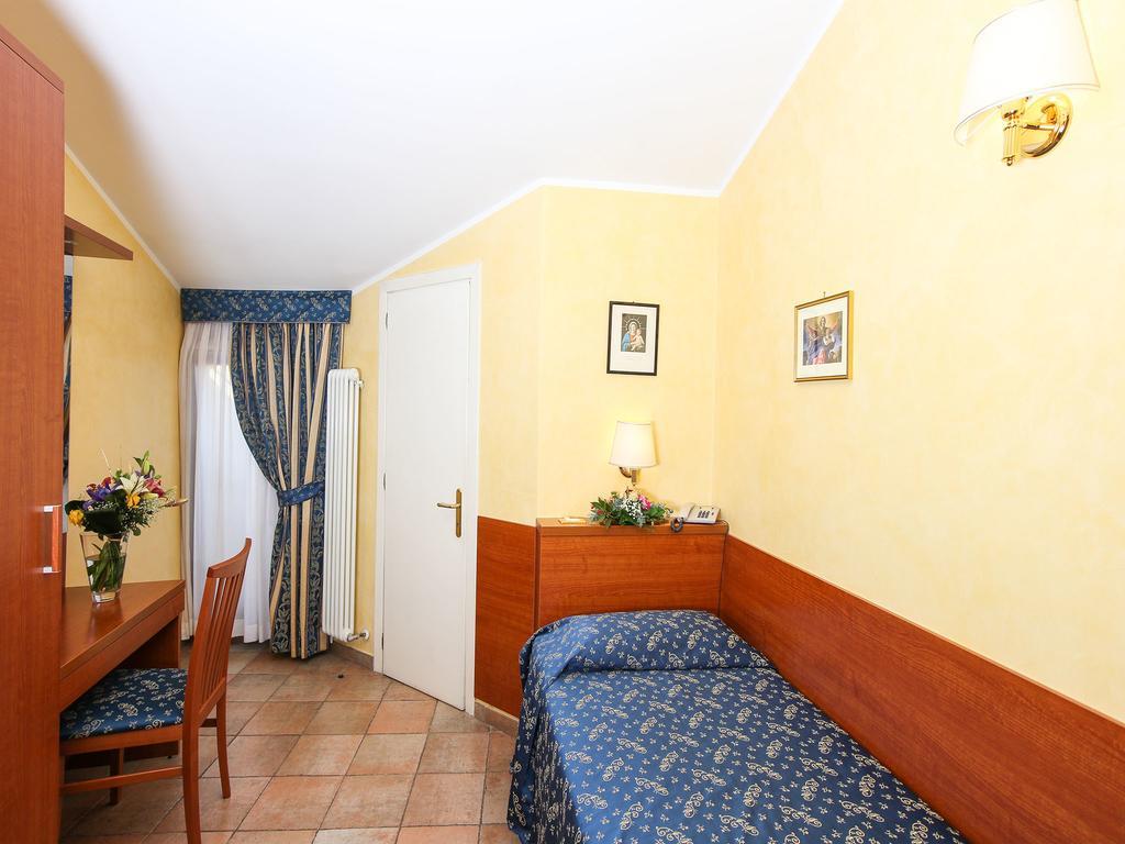 Casa Di Santa Francesca Romana A Ponte Rotto Ruang foto