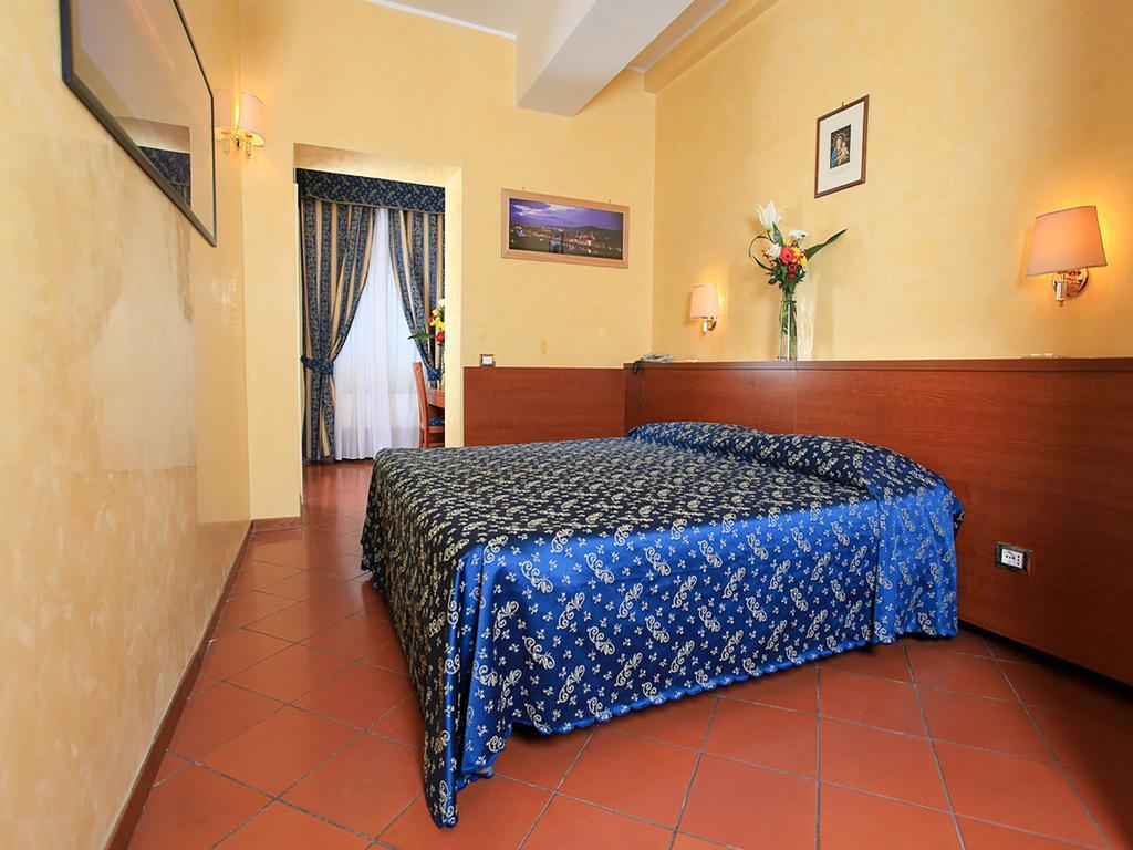 Casa Di Santa Francesca Romana A Ponte Rotto Ruang foto