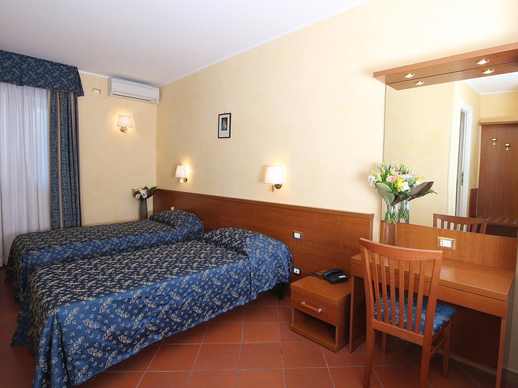 Casa Di Santa Francesca Romana A Ponte Rotto Ruang foto