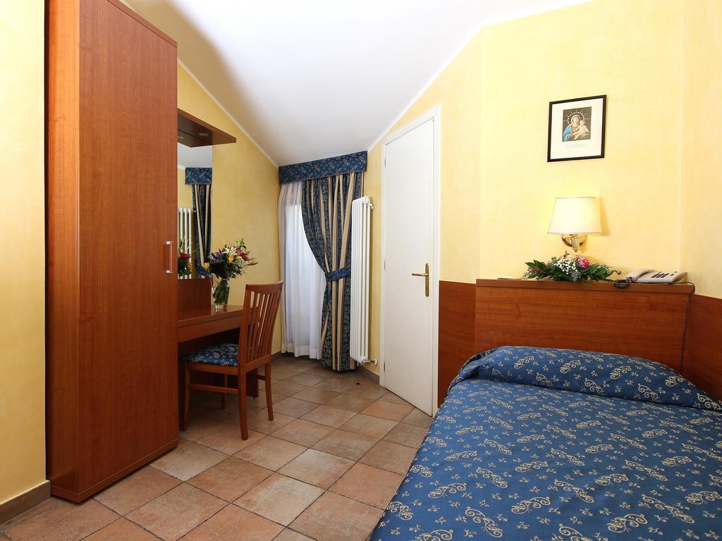 Casa Di Santa Francesca Romana A Ponte Rotto Bagian luar foto