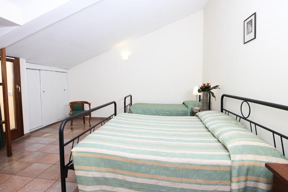 Casa Di Santa Francesca Romana A Ponte Rotto Bagian luar foto