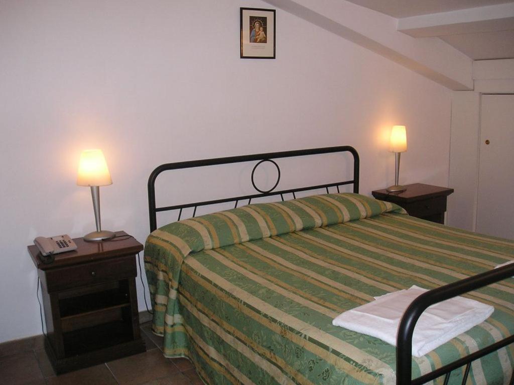 Casa Di Santa Francesca Romana A Ponte Rotto Bagian luar foto